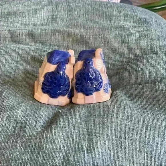 Delft Salt and Pepper Shakers - Picture 2 of 5